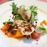 ヴィオレット・ステラ - 天然ブリのグリエ、バジルの香り
      採れたて野菜のマリネ、バルサミコソース