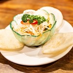 ベトナム料理コムゴン - 青いパパイヤと小柱チップのサラダ