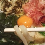 讃岐うどん 野らぼー - 具はじゃこ天の他、生卵、ワカメ、竹輪、鰹節･･･