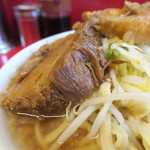 ラーメン二郎 - 豚の厚み