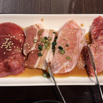 Sumibi Wagyuu Ittou Yakiniku Nishiki - 焼肉ランチセット ¥880 の赤タン先、中落バラ、トントロ、厚切り豚バラ