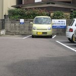 Cafe moka - ５０ｍ程離れたラーメン徳さんの隣に少し狭い感じがするが駐車場あり