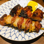 もつ焼き 豚星 - 焼きとん（アミチレ、アブラ）（各130円）
            アミチレを一口。アミの香ばしさ、チレの食感。ん？フォアグラか？と思うほど。
            ちょっと唸る位美味かった。