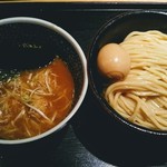 麺屋一燈 - 半熟味玉濃厚魚介つけ麺1050円、中盛100円