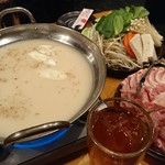 本格中華と火鍋の居酒屋 中華物語 - 鍋(コラーゲンスープ)、野菜盛り、肉盛り