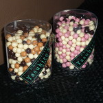 おつまみちょこれーと 塩キャラメルミックス 590円、おつまみちょこれーと ストロベリーミックス 590円