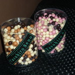 ショコラティエヤスヒロセノ神戸 - おつまみちょこれーと 塩キャラメルミックス 590円、おつまみちょこれーと ストロベリーミックス 590円