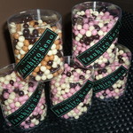 おつまみちょこれーと 塩キャラメルミックス 590円、おつまみちょこれーと ストロベリーミックス 590円