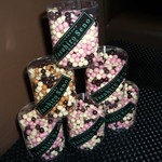 ショコラティエヤスヒロセノ神戸 - おつまみちょこれーと 塩キャラメルミックス 590円、おつまみちょこれーと ストロベリーミックス 590円