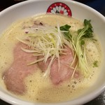 らぁ麺 きくはん - 白い泡の下はまろやかでクリーミーなスープ、ふくよかで厚みのある豚骨のコクや旨味に鶏の甘味、深みある醤油がバランス抜群