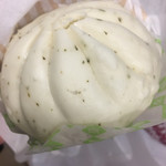 ナチュラルローソン - 料理写真:パクチー肉まん180円