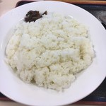 Matsuya - それでも店員さんに、更なる大盛りは出来るか確認。
                        ￥160で白飯単品追加可能との事なので追加。そしたら丼でお持ちしますと。それはやめて。お皿に盛って下さい。
                        
                        もう見えてる。絶対美味くない白飯。
                        
                        
                        