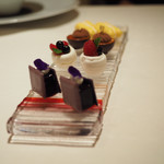 ロオジエ - ミニャルディーズ ブルーベリージャムのサンド ベリーとメレンゲ チョコカップ・バナナ シトロン系のマカロン