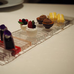 ロオジエ - ミニャルディーズ ブルーベリージャムのサンド ベリーとメレンゲ チョコカップ・バナナ シトロン系のマカロン