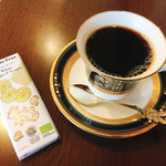 アースベリーコーヒー - コーヒーは好きなコーヒー豆を選ばせてくれます
ピープルツリーのチョコレートをまた置いてくれてました♪350円くらいです