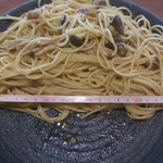 Gurubi Katsuta Ten - ビーフとキノコのドライカレー味スパゲッティ（大盛）1458円　お皿の直径27cm