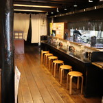 麺飯食堂 三羽鴉 - 左手柱にメニューがかけてあります。