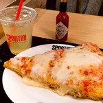 SPONTINI - 大きく厚みがある為、ナイフとフォーク付きです。手を汚したくない方に良いサービスです。
            味は単調で後半は飽きてしまいました(^_^;)
            個人的には食べ慣れた薄焼きのピザが良いかなと改めて実感しました。