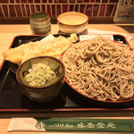 味奈登庵 - もりそば 大盛り＋穴子天ぷら＋いか天ぷら！
      無料の揚げ玉はもちろん貰う。
      アゲダマビンボー！