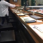 寿司栄 - カウンター席の様子