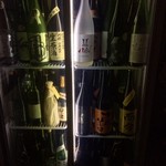 寿司栄 - カウンター席近くの保冷庫には垂涎の酒が①