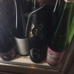 寿司栄 - カウンター席近くの保冷庫には垂涎の酒が②