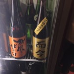 寿司栄 - カウンター席近くの保冷庫には垂涎の酒が③