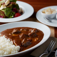 カレーライス グリーンサラダ添え ビーフ または シュリンプ