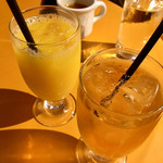 驛の食卓 - ランチのドリンク (ジンジャーエールとオレンジジュース)