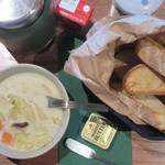 アンワインド ホテルアンドバー - この日のスープは石狩チャウダー