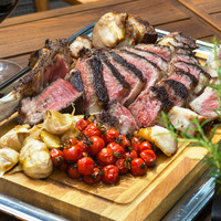 1600g のダイナミックなリブアイ ステーキ「トマホーク」