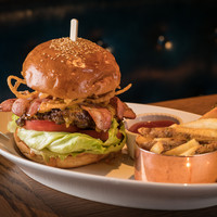 牛100％のパテを使用した『オーク ドア バーガー』220g