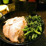 家系ラーメン クックら - Twitterフォロー特典で増やしてもらったほうれんそうが沢山。チャーシューは大判のまあまあ歯応えのある燻製タイプ２枚とほろっとする豚バラタイプが１枚。しっかりとした海苔が３枚。