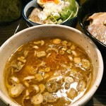 家系ラーメン クックら - しょっぱ旨いつけ汁には油も結構浮いている。中には刻み葱と角切りのサイコロチャーシュー。