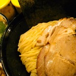 家系ラーメン クックら - リニューアルした麺はふらわさんによると三河屋製麺とのこと。平打ちでつるつるとしたかための麺です。