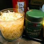 家系ラーメン クックら - 辛味のない刻み生姜がスープに良く合います。他にも卓上にはいろんな調味料。