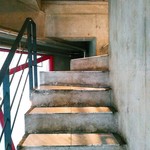 家系ラーメン クックら - この階段を上がった２階にお店があります。