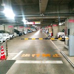 家系ラーメン クックら - ちょうどお店の入り口向かいに入り口のあるロビーファイブ地下駐車場はいつでも３０分１００円。