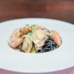 アンティカ オステリア バーチョ - ヤリイカ、キャベツ、クリームソース、 　イカスミを練り込んだタリアテッレ