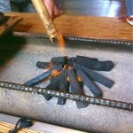 山の民 つづら - 店主が新しい炭に火をつけてくれます。