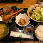 娘は豚の角煮定食を。