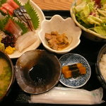 私はお刺身定食を。