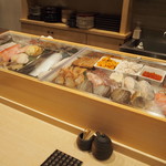 Sushi Senki - 店内（ネタケース）