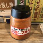 ナミニノカレー - テーブルに置いてある辛さ増しパウダー