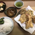 いもや - こんな感じ¥950、天ぷらがてんこ盛りになってしまった❗️