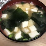 いもや - 味噌汁、この前のキッチンマカベみたいにダシが強く味噌は薄めの味わいだけど具(豆腐・わかめ)がメッチャ多い❣️