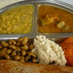 カルナータカー - マサラドーサの付け合せ（ココナッツチャツネ、にんじんチャツネ、豆のボリヤル、サンバール、レンズ豆のカレー）