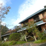 水辺のカフェ 三宅商店 酒津 - ＜秋＞正面からの外観