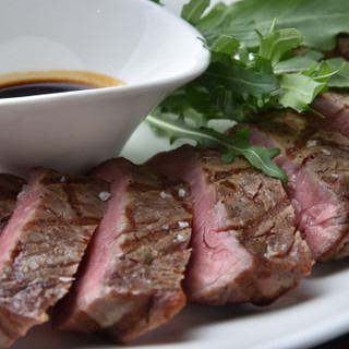 Grilled carefully selected meat. A variety of main dishes that bring out the flavors of the ingredients