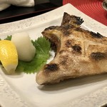 小料理家 せいこ - ブリカマの塩焼き（700円）・・身もタップリですし、塩の塩梅もよく美味しい。